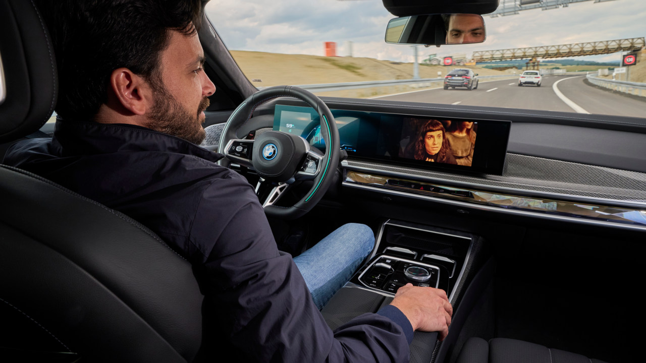 bmw σειρά 7 οδήγηση χωρίς χέρια