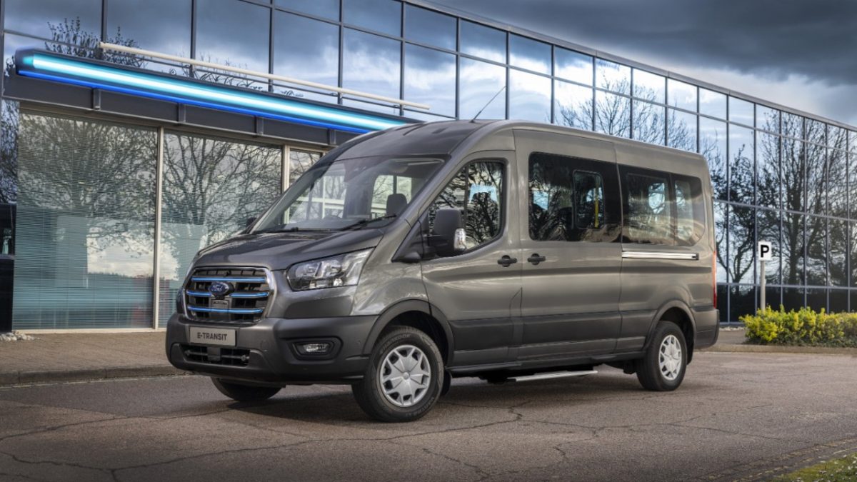 2024Ford_E-Transit-Minibus_1
