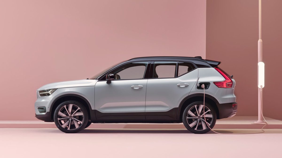 Volvo XC40 Recharge P8 AWD in Glacier Silver