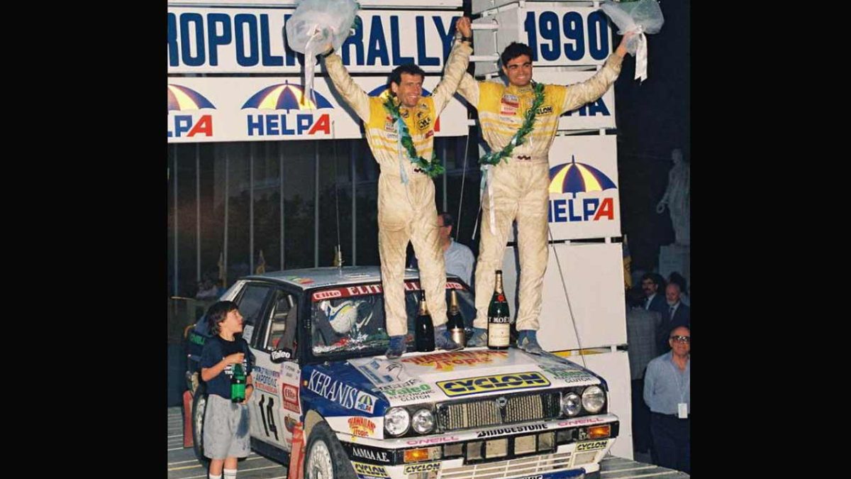 1990, Jigger - Κώστας Στεφανής. Τερματισμός Ράλι Ακρόπολις στο Ζάππειο. O πιτσιρικάς με τη σαμπάνια στο χέρι είναι ο Μάνος Στεφανής.
Photo: Αρχείο Κακολύρη