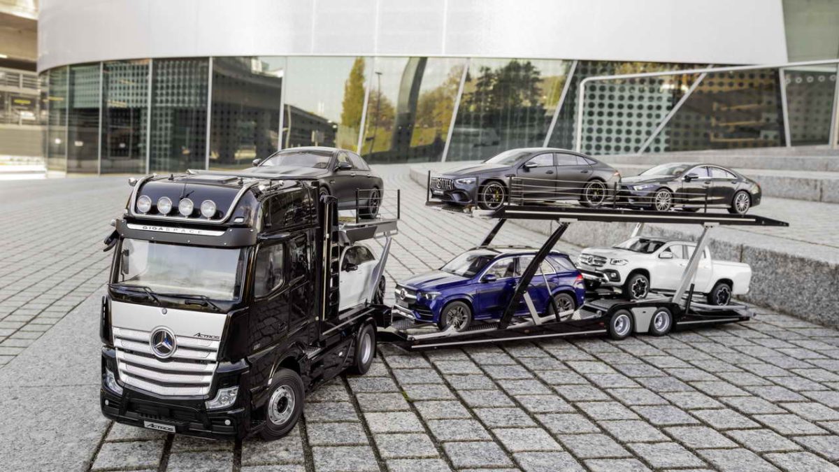 Mercedes-Benz Modellautos: Der neue Actros mit Auflieger. Gigant im Kleinformat: Der erste Autotransporter mit Actros im Ma?stab 1:18Mercedes-Benz model cars: new Actros tractor with semitrailerMercedes-Benz model cars: new Actros tractor with semitraile