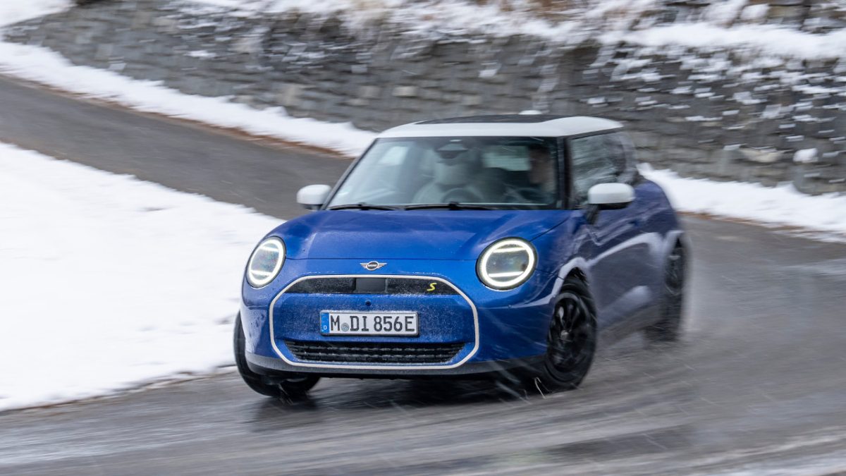 MINI Cooper SE τα χιόνια