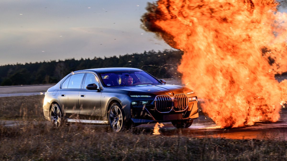 Η BMW εκπαιδεύει τους οδηγούς των θωρακισμένων της 2024