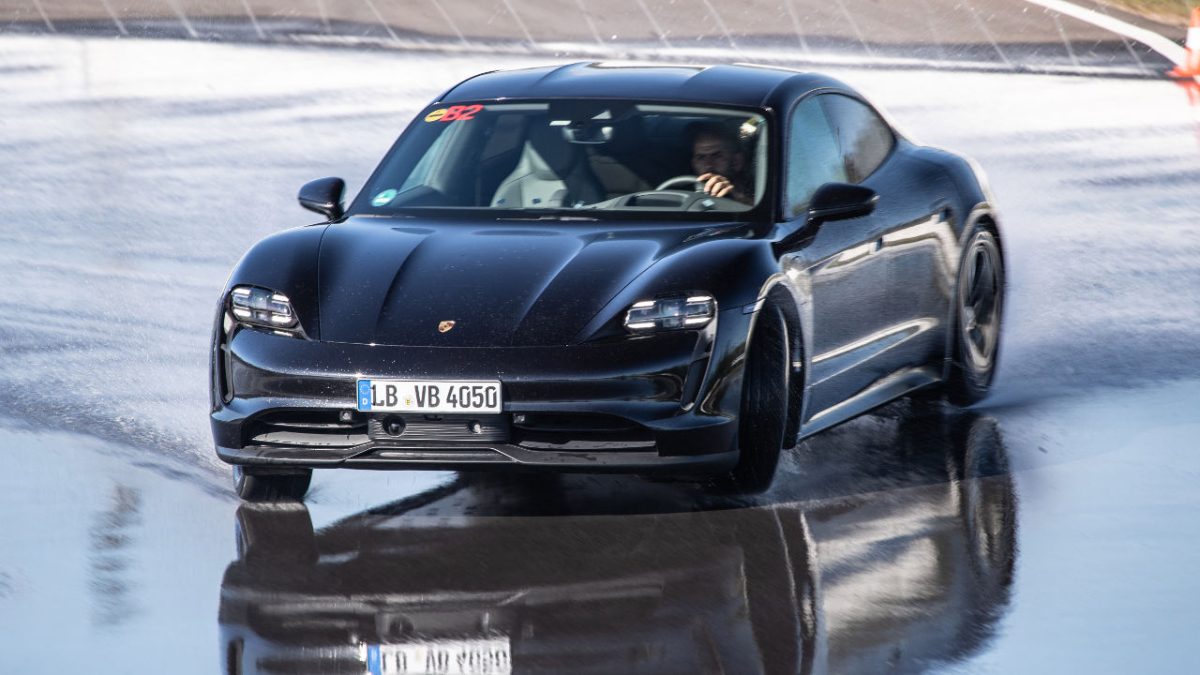 Porsche Taycan ρεκό Guinnness driftporsche_taycan_drift_guinness_record-5