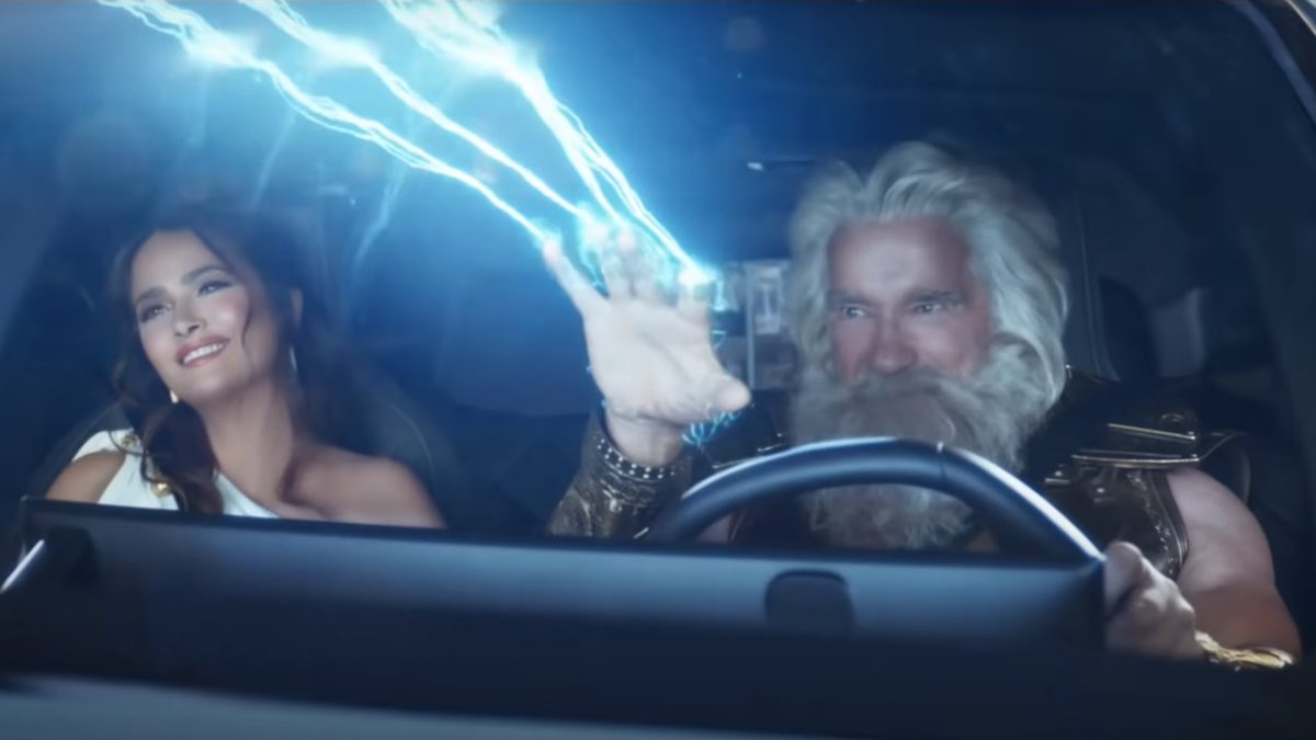 Salma Hayek και Arnold Schwarzenegger τηλεοπτικό σποτ BMW 2022 Super Bowl