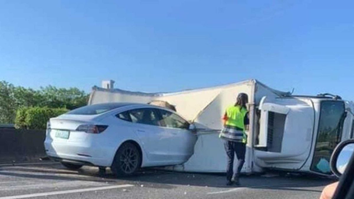 tesla-me-energopiimeno-autopilot-karfothike-se-fortigo-video