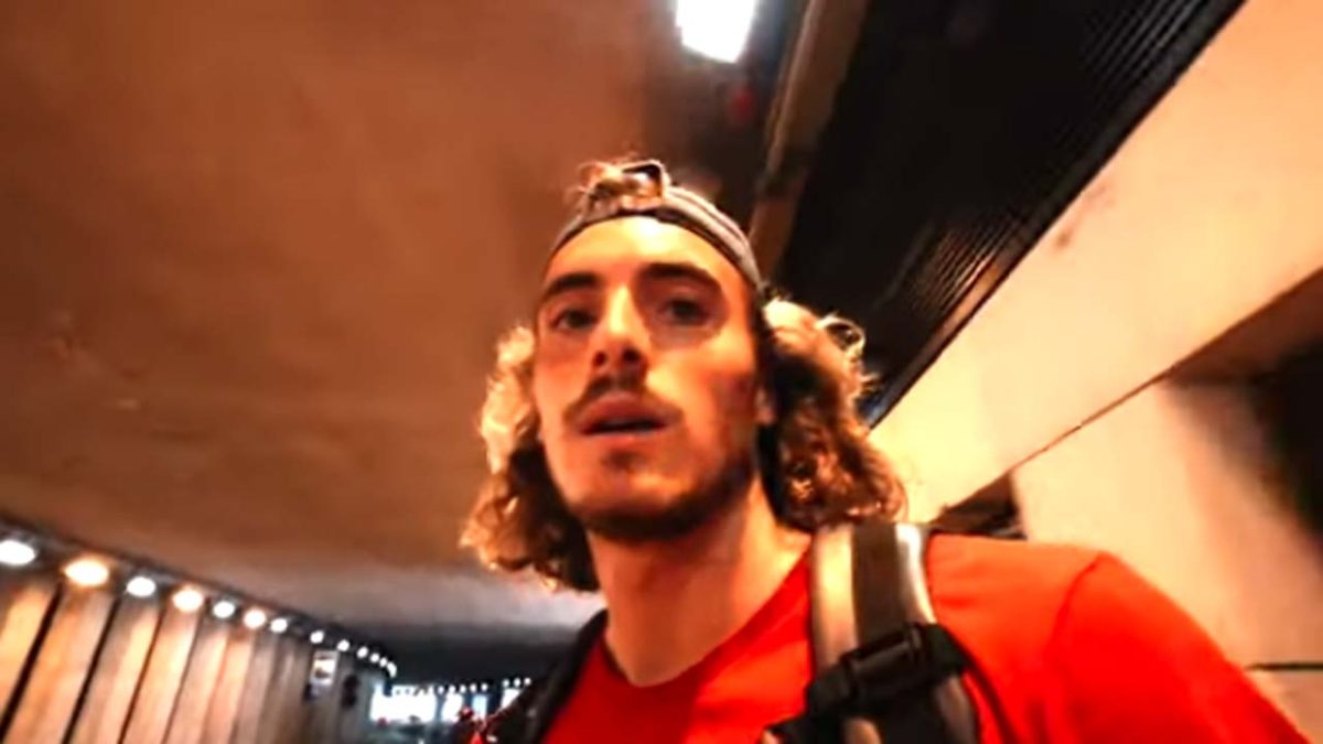 tsitsipas_rolls_smack